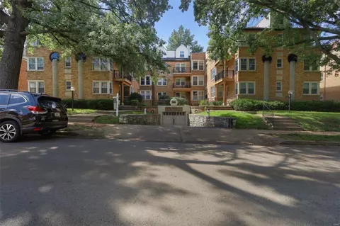 7536 York Dr #3A, Saint Louis, MO 63105