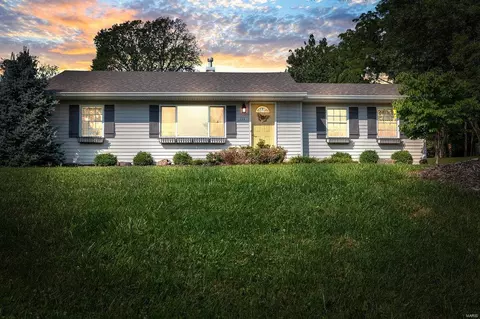 111 Robin Hill Ln, Ballwin, MO 63021