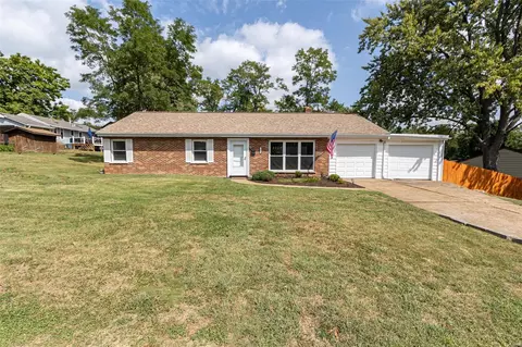 7215 Shellburne Dr, Saint Louis, MO 63123