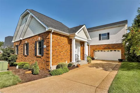 7405 Williamsburg Colonial Ln, Saint Louis, MO 63119
