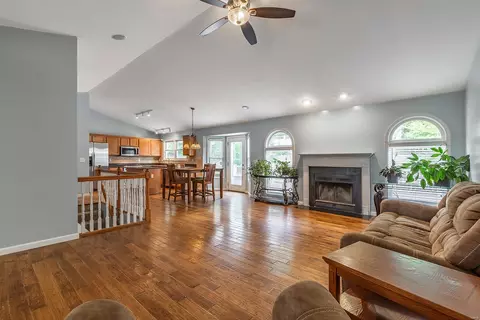 2420 Nalpak Dr, Saint Peters, MO 63376 photo 4
