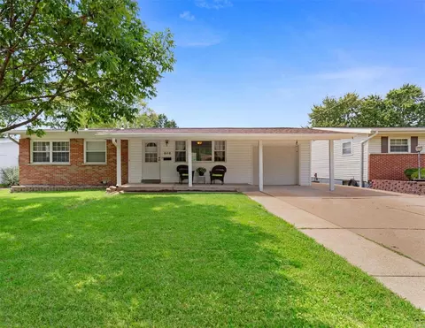 808 Lynn Haven Ln, Hazelwood, MO 63042