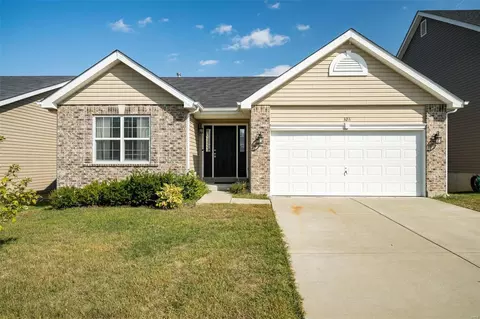 326 Pecan Bluffs Dr, Wentzville, MO 63385