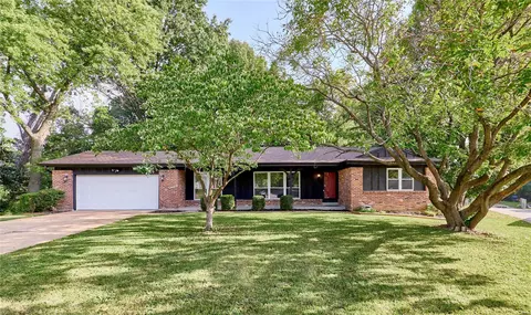948 Roussillon Ct, Saint Louis, MO 63135
