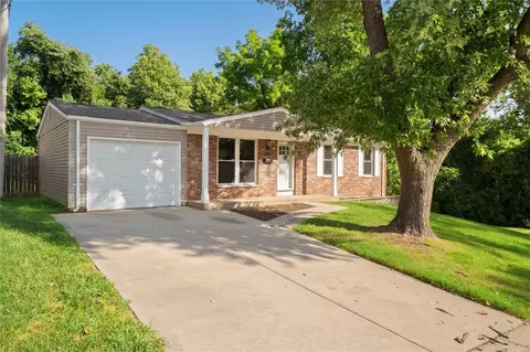 5221 Ville Rosa Ln, Hazelwood, MO 63042