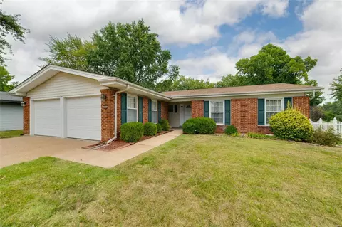 837 Coach Light Ln, Hazelwood, MO 63042