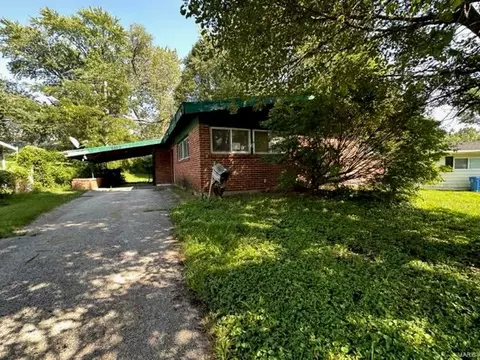 6802 Friarwood Dr, Saint Louis, MO 63134