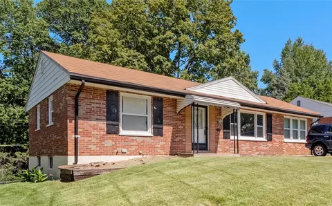 5012 Rockingham Dr, Saint Louis, MO 63121