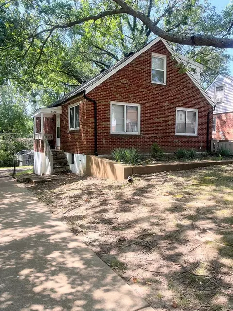 8620 Belhaven Dr, Saint Louis, MO 63114