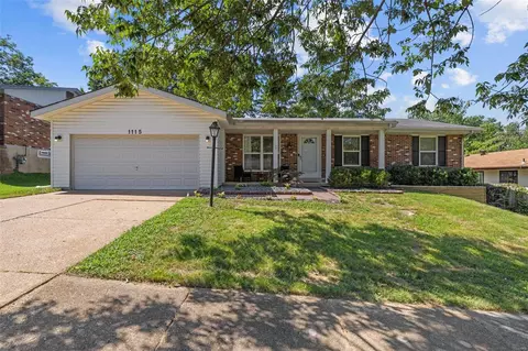 1115 Grenadier Ln, Manchester, MO 63021