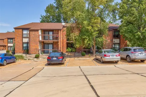 6824 Cottage Grove Ln #E, Saint Louis, MO 63129