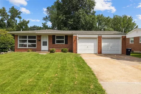 370 Saint Eugene Ln, Florissant, MO 63033