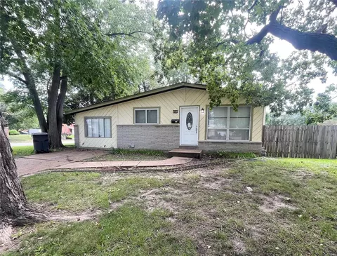 860 Gladiola Dr, Florissant, MO 63031