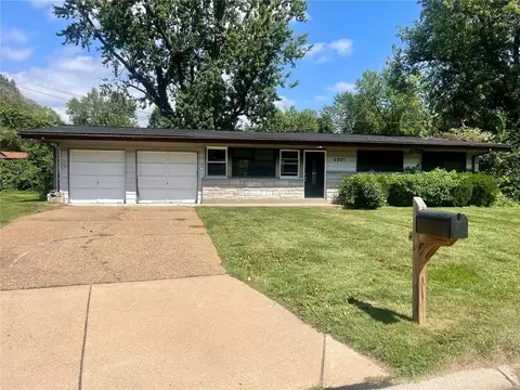 2221 Kipp Ct, Saint Louis, MO 63136