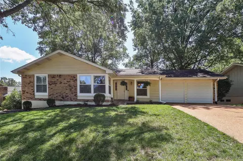 15368 Thistlebriar Ct, Chesterfield, MO 63017