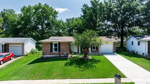 30 Deer Lodge Dr, Fenton, MO 63026