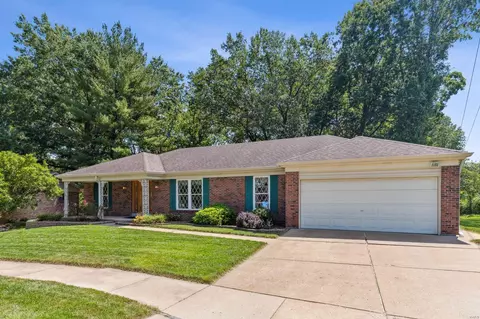 3475 Royalfield Dr, Mehlville, MO 63129