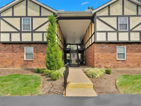 1066 Cedargate Dr, Saint Louis, MO 63122