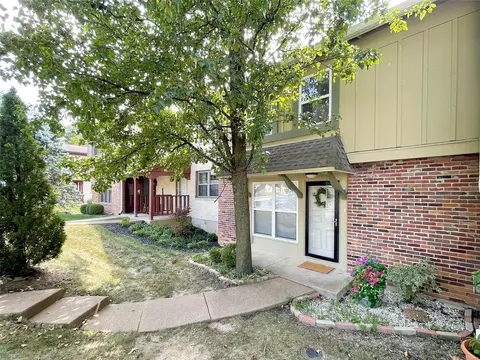 2423 Hiddencrest Ln, Ballwin, MO 63021