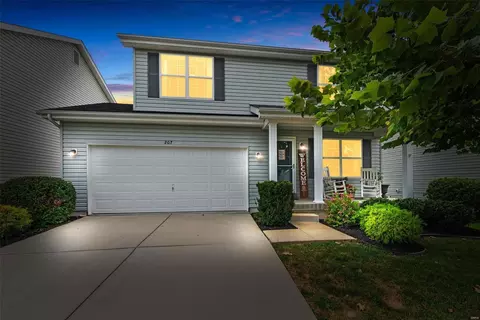 207 Pecan Bluffs Dr, Wentzville, MO 63385