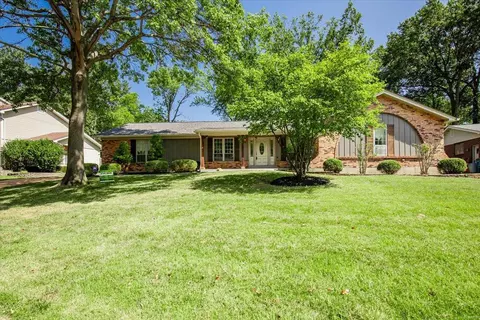 4839 Gatesbury Dr, Saint Louis, MO 63128
