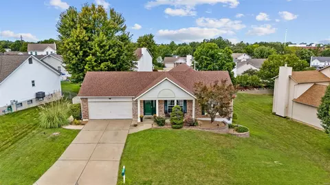 1329 Apple Valley Dr, O'fallon, MO 63366 photo 2