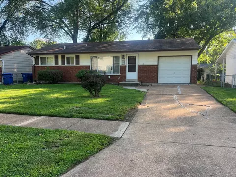 890 Lilac Dr, Florissant, MO 63031