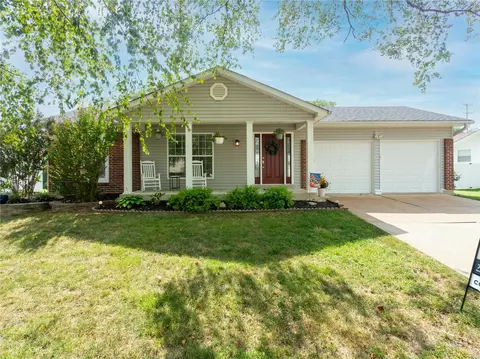 6709 Bear Creek Dr, Saint Louis, MO 63129