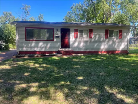 288 Dashwood Dr, Saint Louis, MO 63135