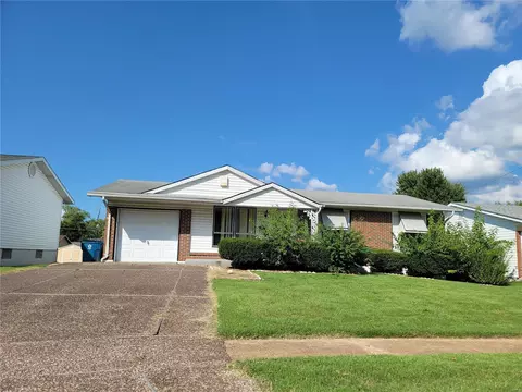 915 Shamrock Dr, Hazelwood, MO 63042