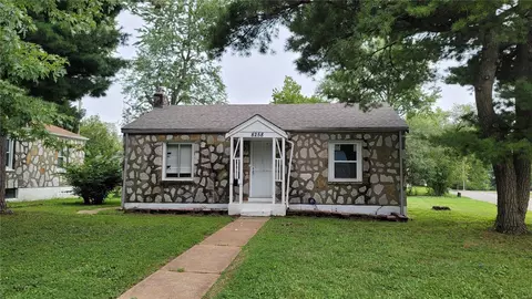 8258 Paramount Dr, Saint Louis, MO 63132