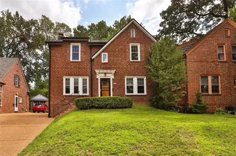 308 Edgewood Dr, Clayton, MO 63105