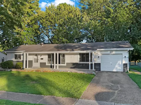 6712 Vineland Dr, Hazelwood, MO 63042