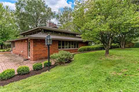 2 Sherwyn Ln, Creve Coeur, MO 63141