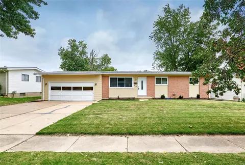 415 Raven Ln, Florissant, MO 63031