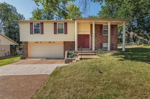 2686 Irondale Dr, Saint Louis, MO 63129