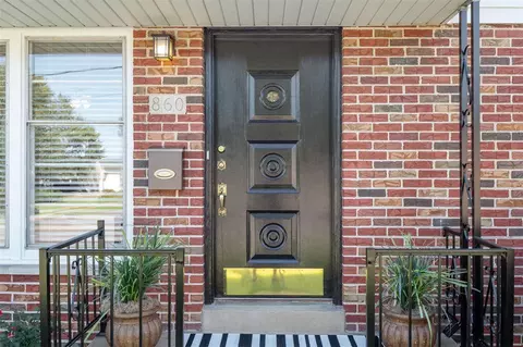 860 Graham Rd, Florissant, MO 63031