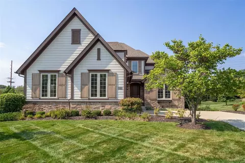 721 Woods Of Ladue Ln, Ladue, MO 63124