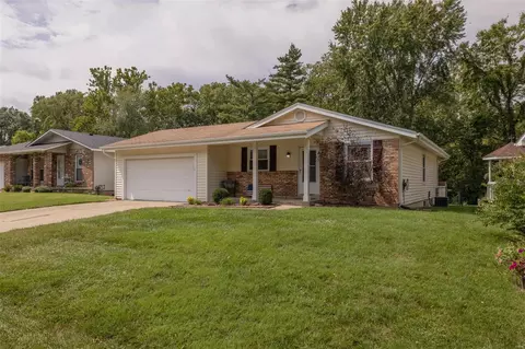 29 Oak Forest Dr, Saint Peters, MO 63376