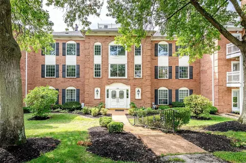 964 Claytonbrook Dr #2B, Ballwin, MO 63011