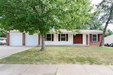 2095 Lindsay Ln, Florissant, MO 63031