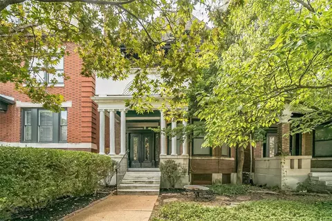4624 Westminster Pl, Saint Louis, MO 63108