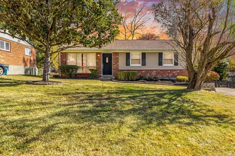 9920 Foxglove Dr, Saint Louis, MO 63123