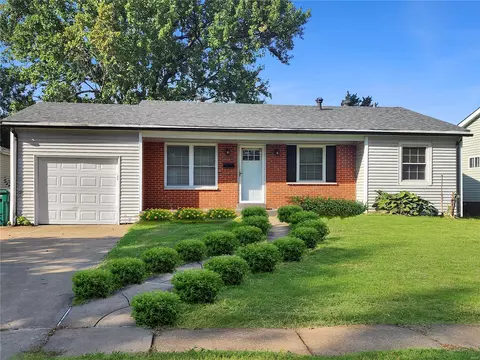 2490 Teakwood Manor Dr, Florissant, MO 63031