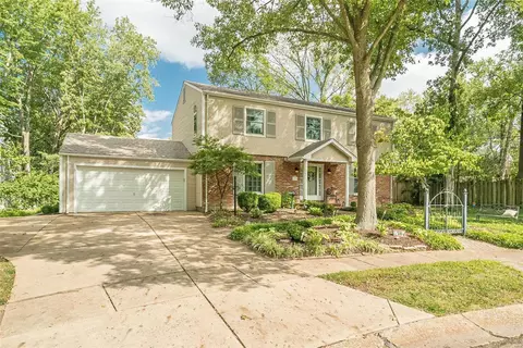 516 Weatherfield Ln, Kirkwood, MO 63122