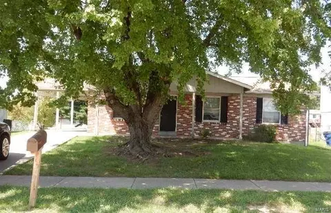 2320 Bensonhurst Dr, Florissant, MO 63031