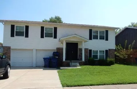 2436 Periwinkle Ct, Florissant, MO 63031