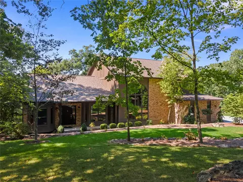 6 Greenview Dr, Defiance, MO 63341