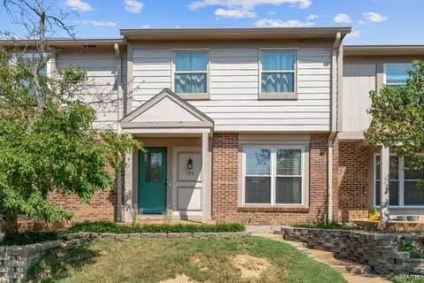 198 Carmel Woods Dr, Ellisville, MO 63021