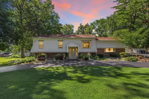 55 Queens Dr, Florissant, MO 63034